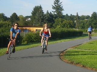 Radfahrer auf dem Lahndeich in Gießen