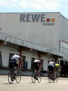 Radrennen auf dem Gelände des REWE-Zentrallagers Hungen