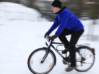 Radfahrer im Schnee