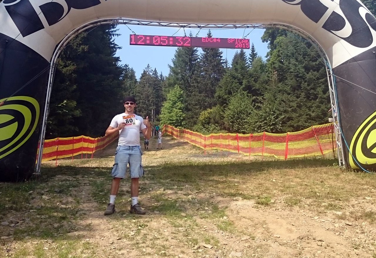 Arie Schindler beim Downhill in Spicak