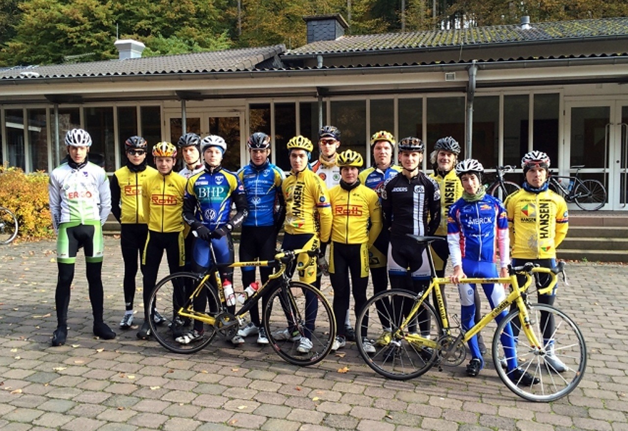 Das Team Hansen-Werbetechnik/VC Frankfurt beim Teamtreffen in Weimar-Wolfshausen: (v. l.) Niclas Zimmer, Jan Hagenbruch, Bastian Jäckel, Sebastian Pilatus, Kofi Schiller, Martin Bruni, David Hilbrig, Julius Wüst, Paul Verstappen, Maximilian Gerny (Sportlicher Leiter), Julian Emge, Marco Müller (Mechaniker), Laurenz Kling, Gabriel Ossyra (Sportlicher Leiter). Foto: Gerny