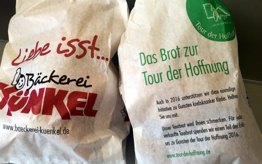 Brotverkauf für "Tour der Hoffnung"