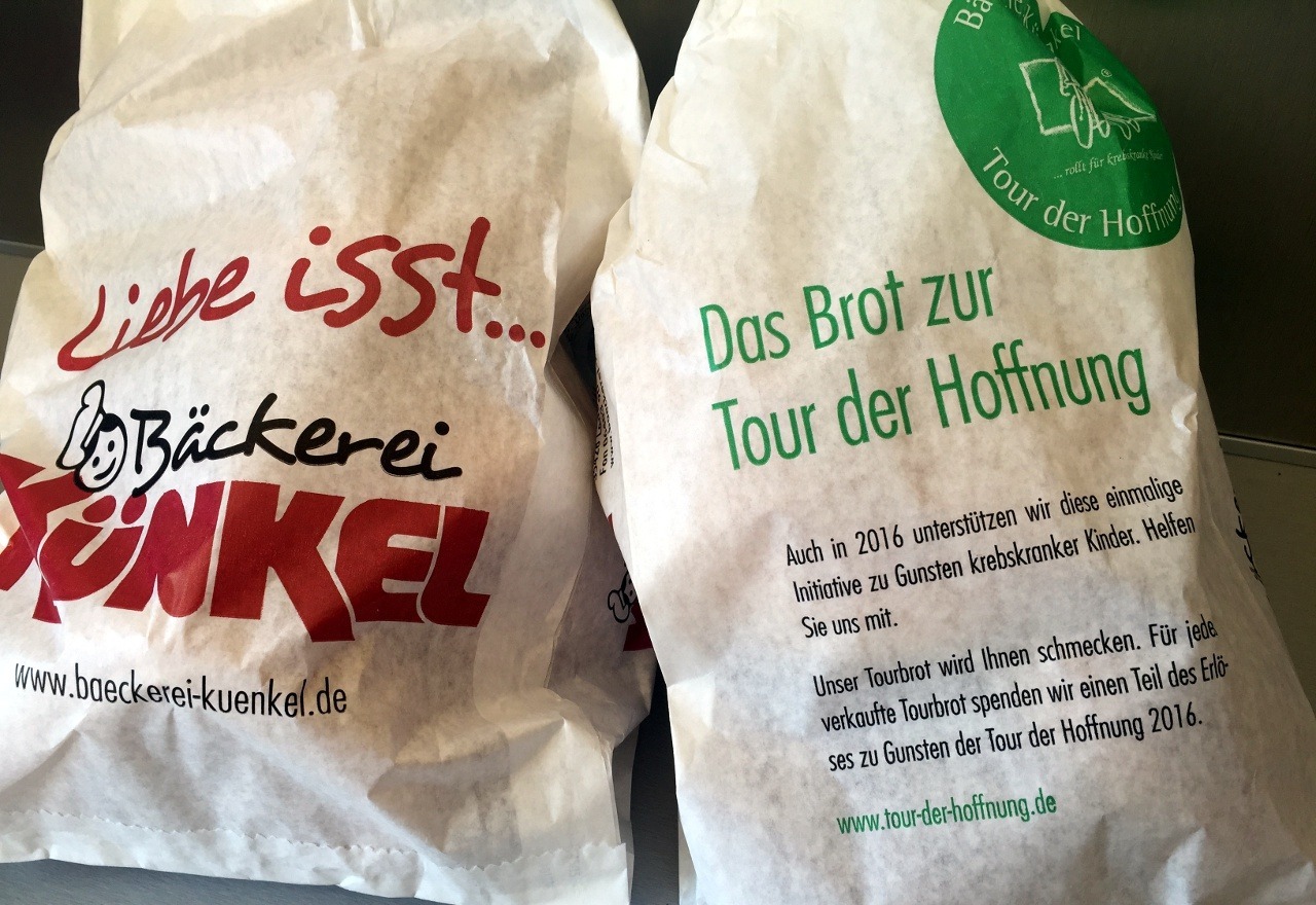 Brotverkauf für "Tour der Hoffnung"