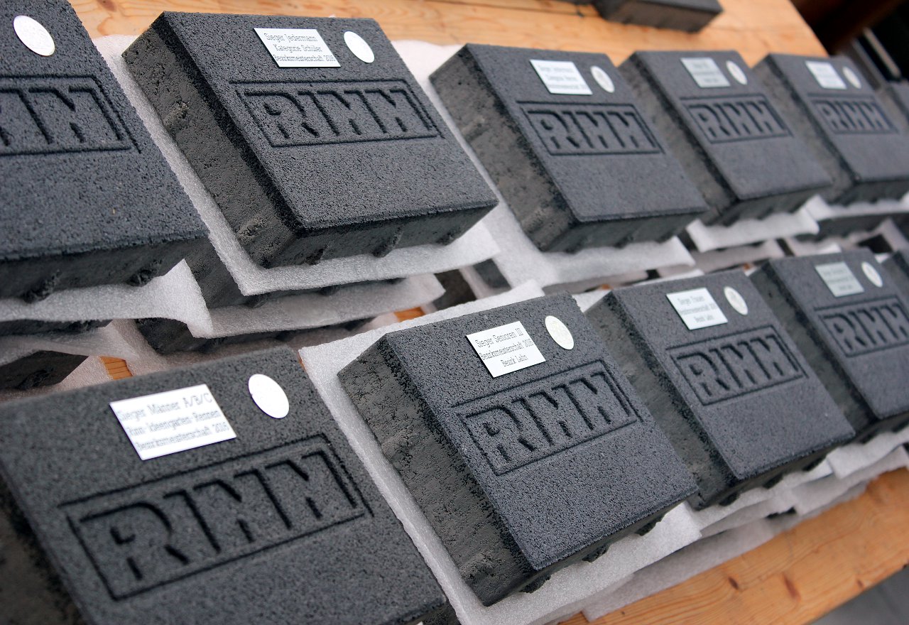 Pokale für Bezirksmeisterschaft im Straßenradrennen