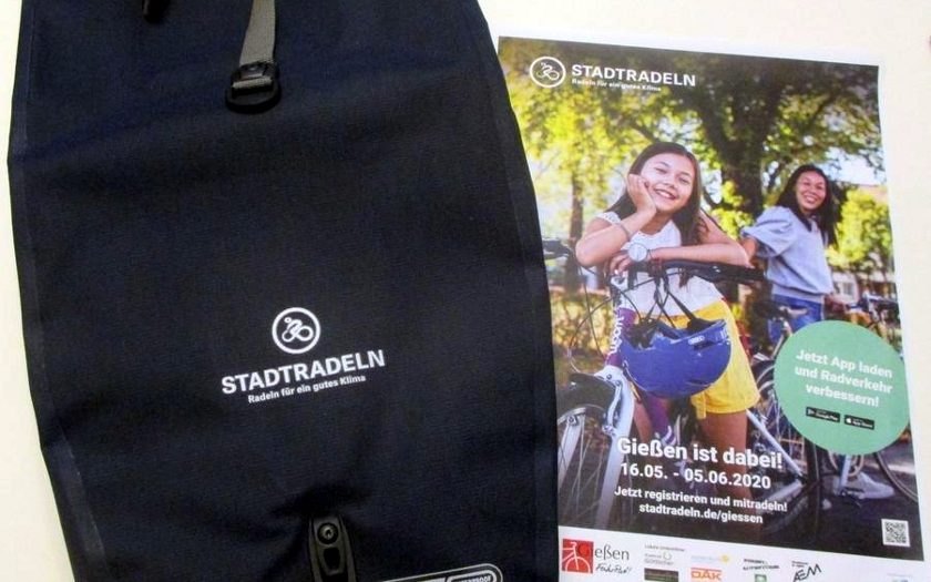 Fahrradtasche und STADTRADELN-Broschüre. Foto: Universitätsstadt Gießen