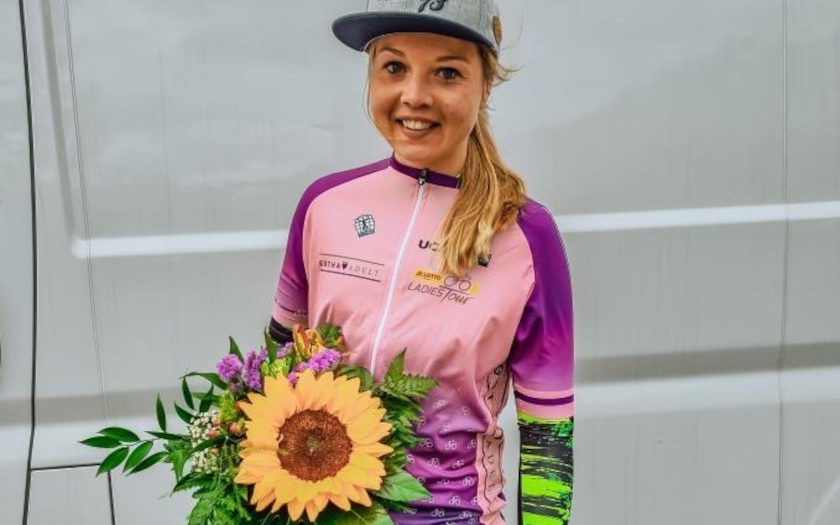 Katharina Fox bei der Lotto Thüringen Ladies Tour 2021 im Trikot der besten Amateurin. Foto: Christian Müller