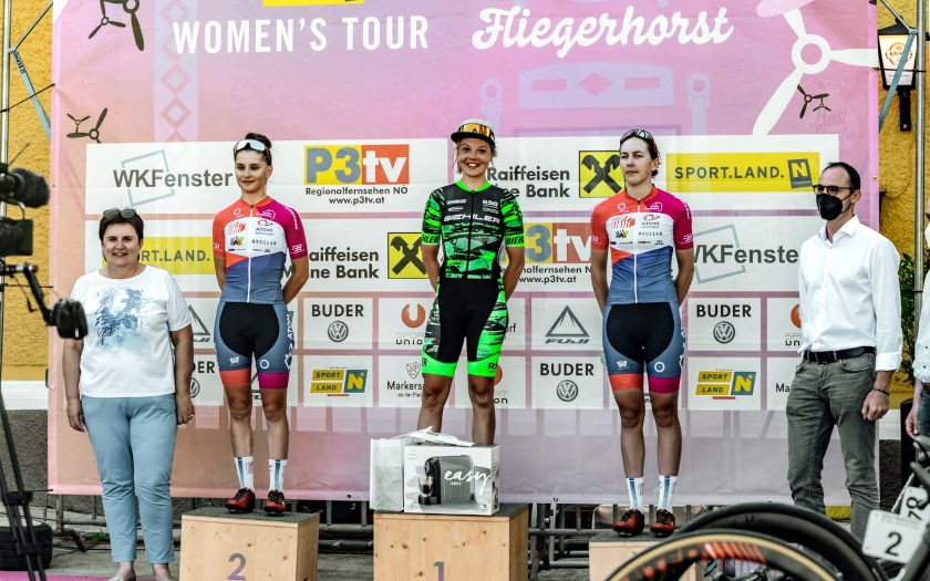 Katharina Fox (Mitte) als Siegerin auf der zweiten Etappe der Sport.Land.NÖ Womens Tour. Foto: Christian Müller