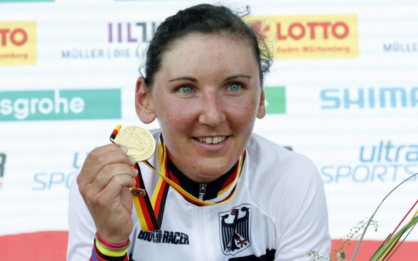 Lisa Brennauer mit der Medaille der Straßen-DM 2021. Foto: Bund Deutscher Radfahrer