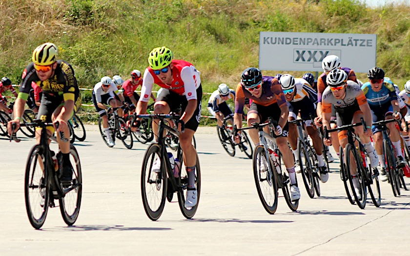 Radrennen „Rund um den roten Stuhl“ in Eschborn. Foto: Stephan Dietel