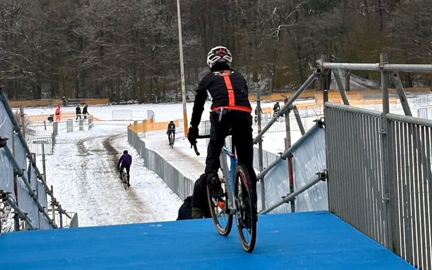 Blick auf die Strecke der UCI Cyclo-Cross Masters WM 2023/2024 in Hamburg