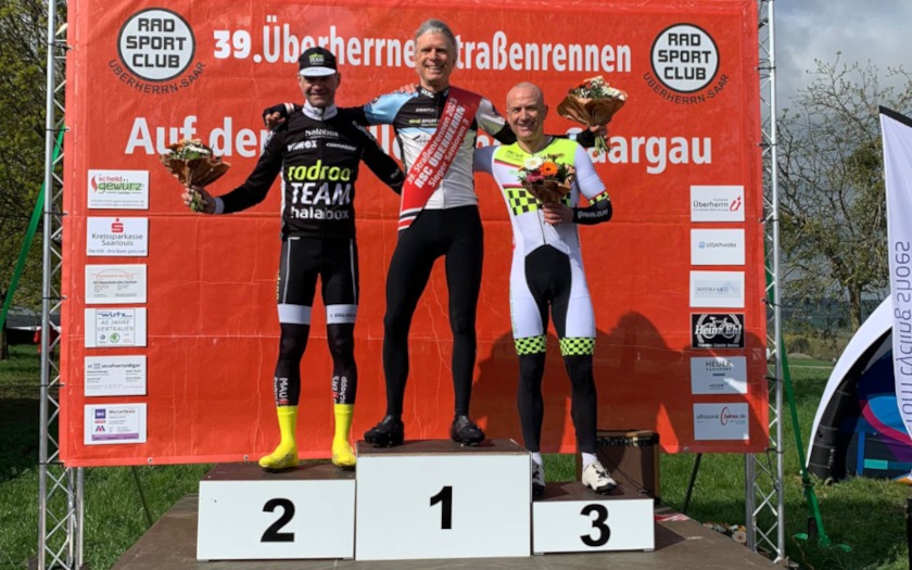 Alexander Koop (links) auf dem Podium des Masters III beim Radrennen in Überherrn 2023