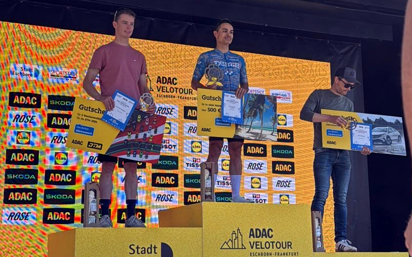 Nico Gremm (Mitte) bei der Siegerehrung der Velotour Express beim Radrennen Eschborn-Frankfurt