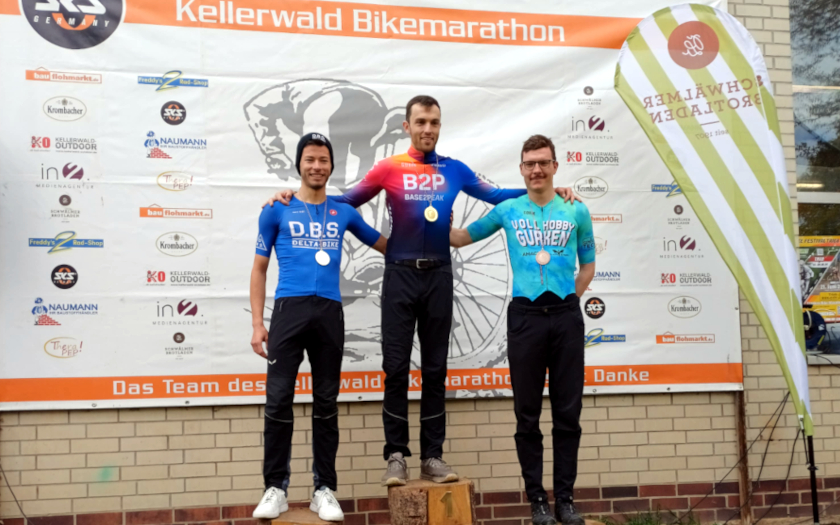 Siegerehrung beim Kellerwald Mountainbike Marathon, links Noah Jung