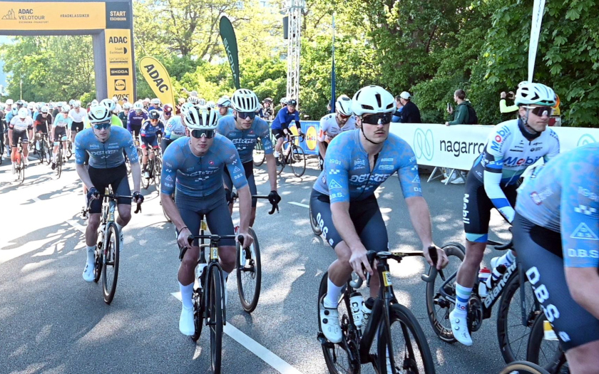 Team Delta-IQ-Racing nach dem Start der Velotour beim Radrennen Eschborn-Frankfurt