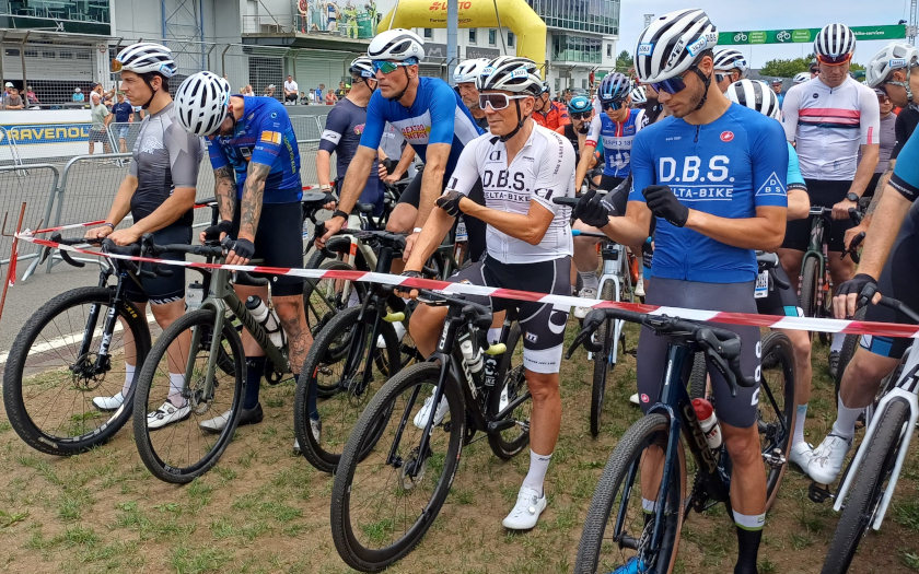 Noah Jung (Mitte) am Nürburgring