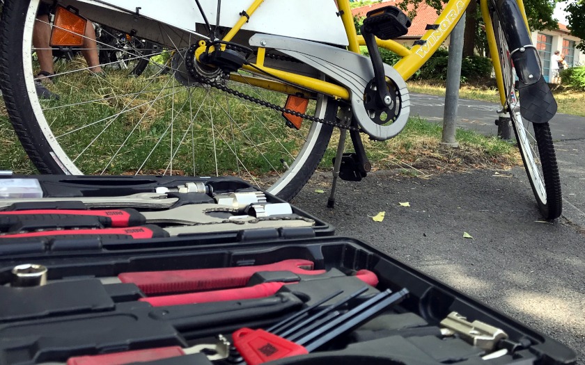 Werkzeug neben einem Fahrrad