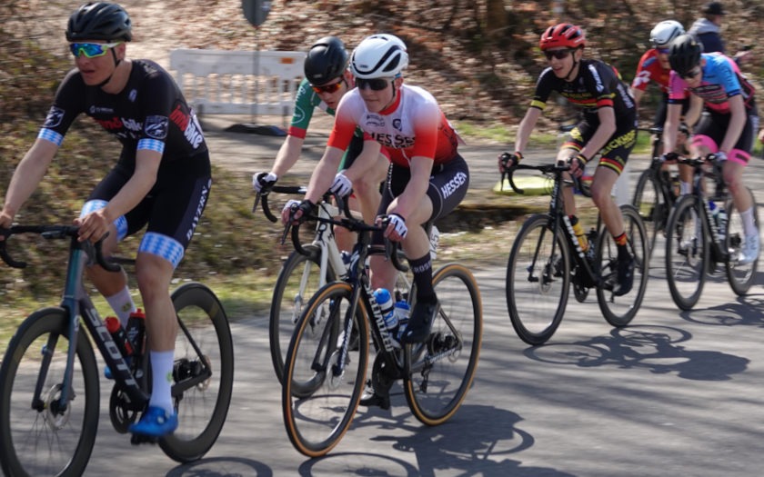 Ferdinand Beirig (Bildmitte, TGV Schotten) im Trikot des Hessischen Radfahrerverbandes unterwegs in Bruchsal