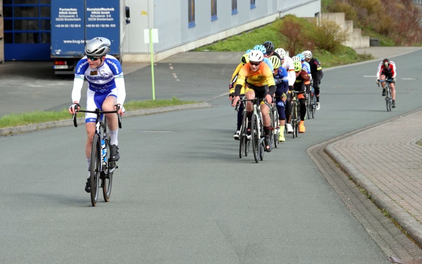 Ferdinand Beirig (TGV Schotten) attackiert beim Radrennen in Breidenbach