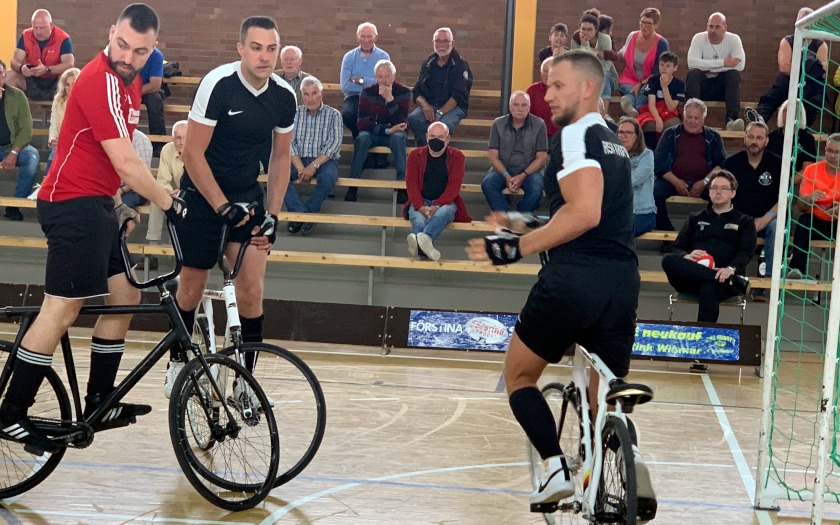Die Krofdorfer Radballer Luca Wagner (links) und Sascha Götz (rechts) erwarten einen Freistoß von Waldrems.