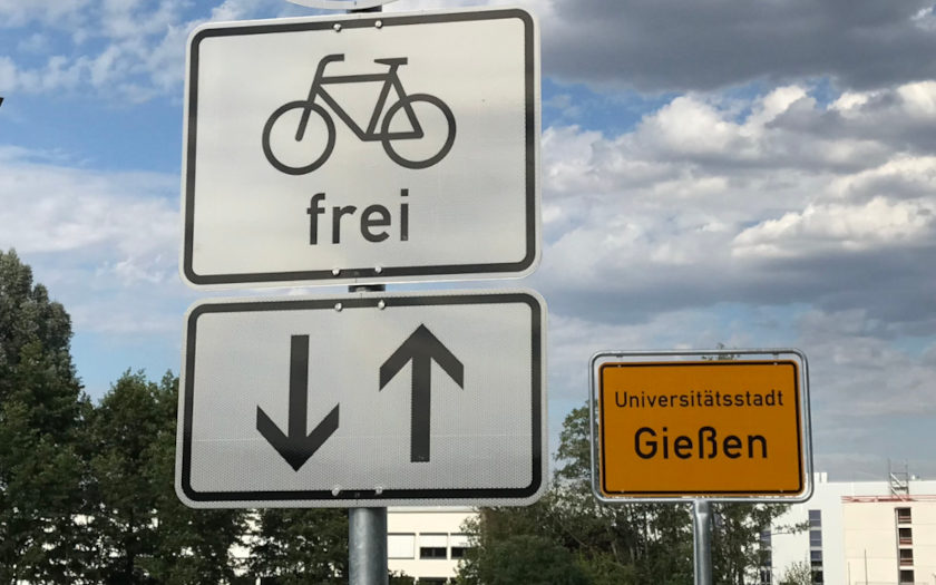 Schilder am Ortseingang der Stadt Gießen