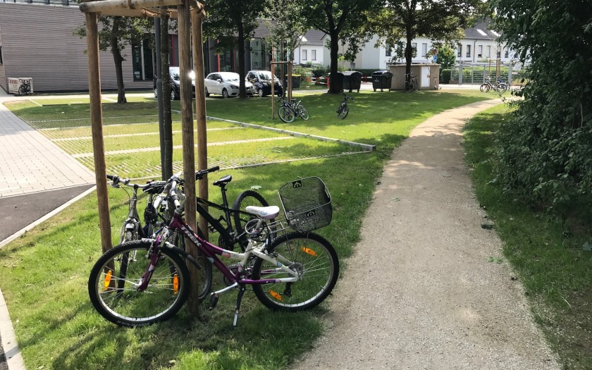 Abgestellte Fahrräder an einer Schule in Gießen