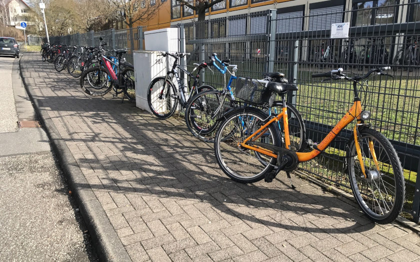 Fahrräder vor der Gesamtschule Gießen-Ost