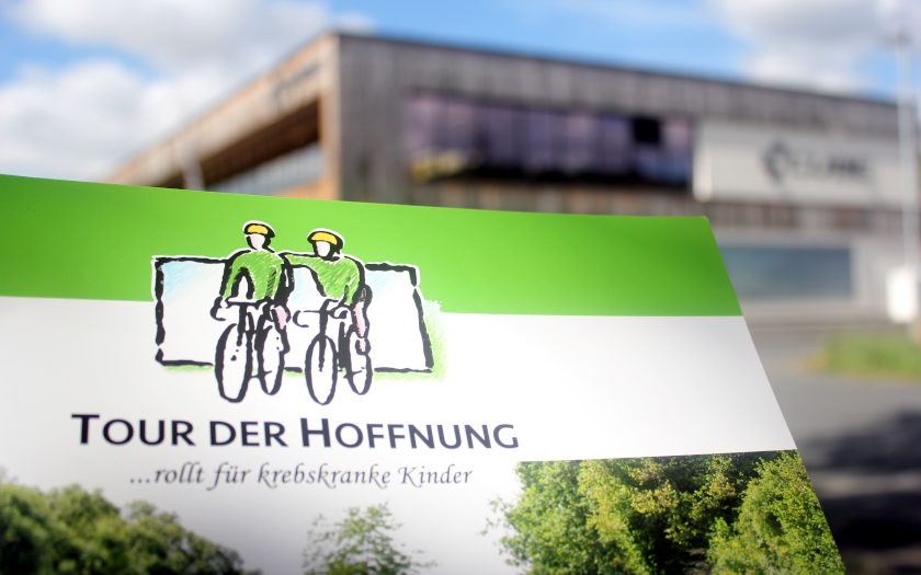 Plakat der Tour der Hoffnung vor dem CUBE Store Gießen