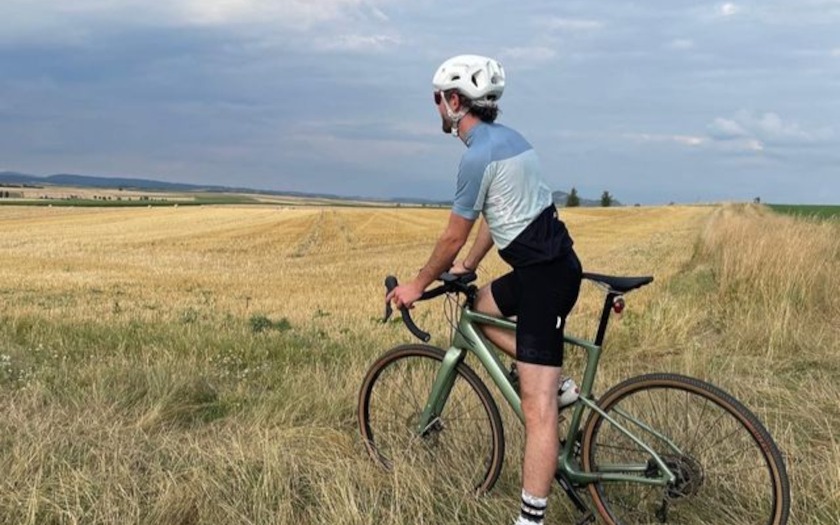 Fahrer mit einem Gravelbike in Mittelhessen