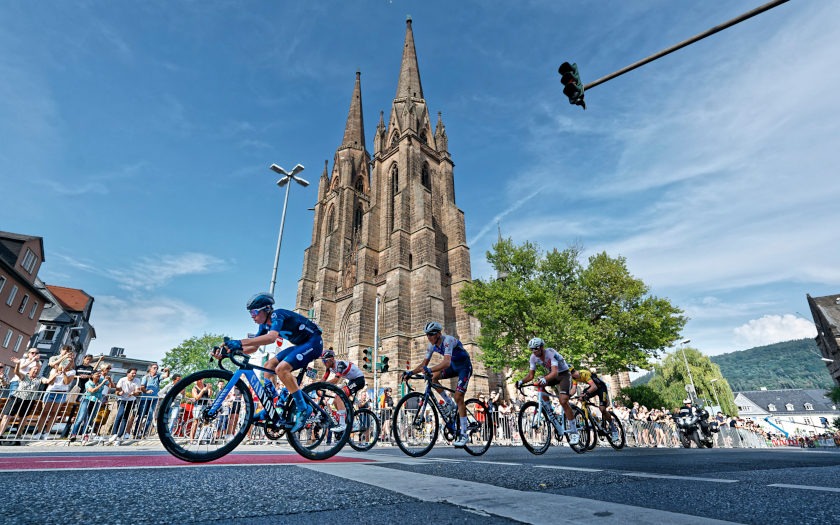 Tolle Kulisse für Deutschlands größtes Profi-Radrennen – das Fahrerfeld auf der Zielrunde an der Elisabethkirche in Marburg.