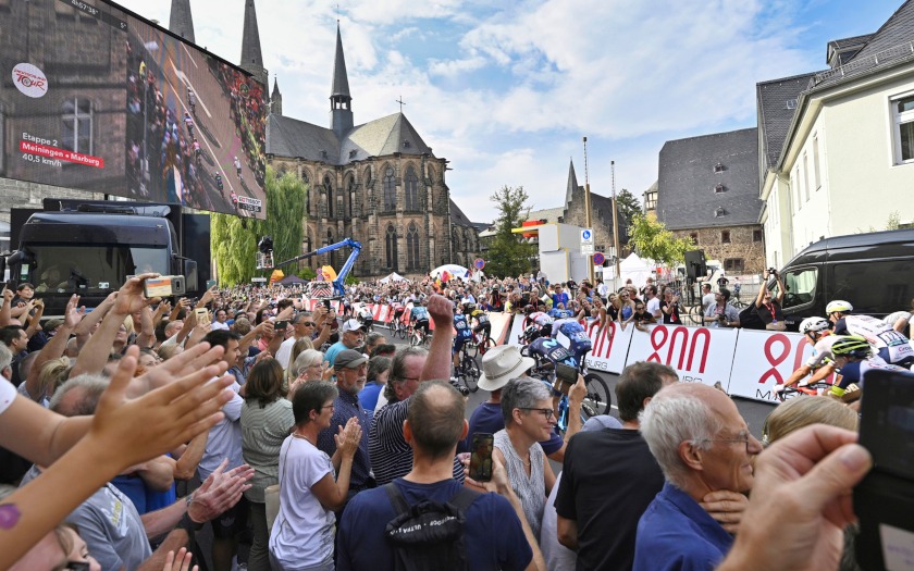 Die Deutschland Tour in Marburg: Die Fans bejubeln frenetisch die Fahrt der Profis über die Ziellinie.