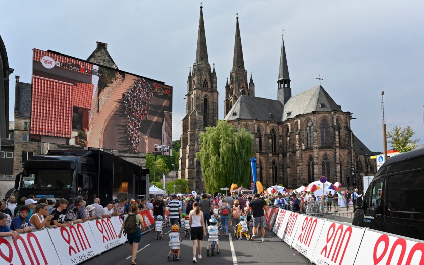 Tolle Kulisse für Deutschlands größtes Profi-Radrennen – bevor die Profis ins Marburger Stadtgebiet kommen, gehört die Zielgerade dem Radsport-Nachwuchs.