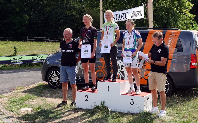 Podium der Frauen beim Hessen Berg-Cup, zweites Rennen in Weyhers/Rhön
