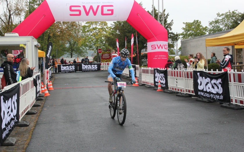 Erik Büchele im Ziel des 16. Dünsberg Mountainbike Marathon