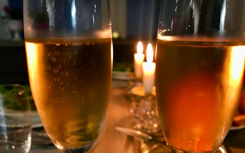 Sektgläser vor festlicher Tafel