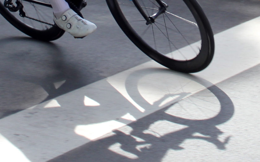 Ein Radsportler und sein Schatten in der prallen Sonne