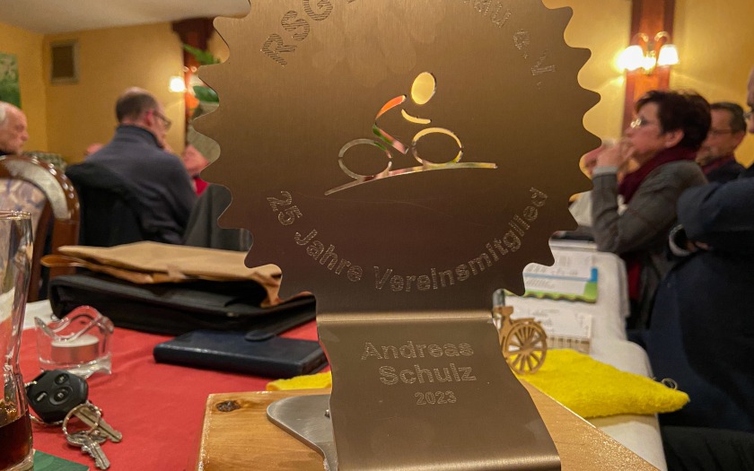 Ehrenpokal für Andreas Schulz bei der Verabschiedung aus dem Vorstand der RSG Buchenau