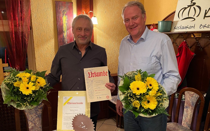 Andreas Schulz (links) und Detlef Volmer bei der Verabschiedung aus dem Vorstand der Radsportgemeinschaft Buchenau.
