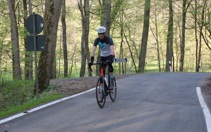 Startbereich des Radsport-Bergzeitfahrens auf der Straße durch den Krofdorfer Forst zwischen Lollar-Salzböden und Krofdorf-Gleiberg im Jahr 2023