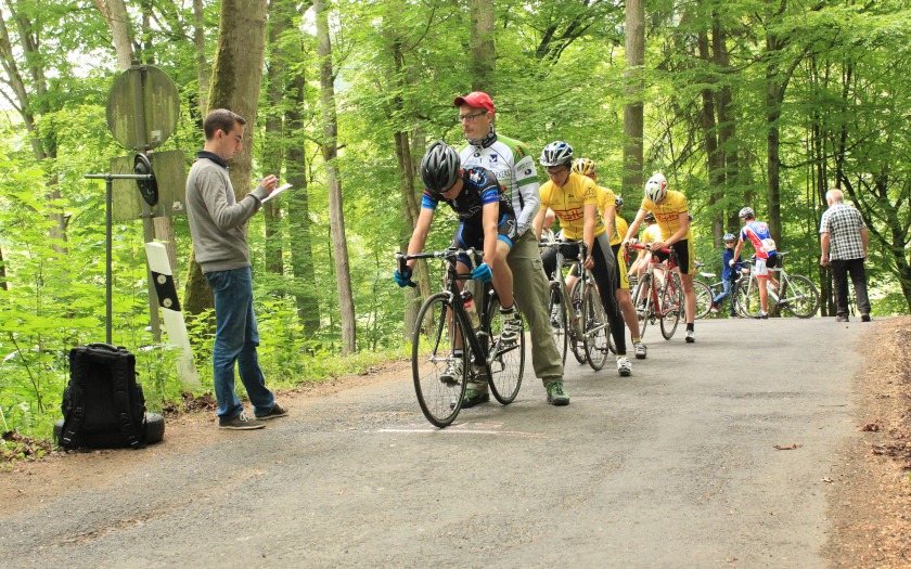 Startbereich des Radsport-Bergzeitfahrens auf der Straße durch den Krofdorfer Forst zwischen Lollar-Salzböden und Krofdorf-Gleiberg im Jahr 2015