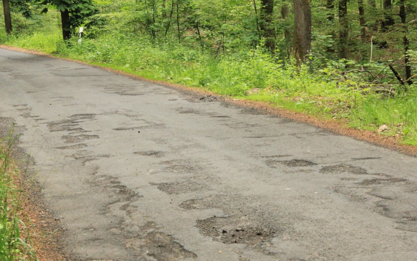 Straße durch den Krofdorfer Forst zwischen Lollar-Salzböden und Krofdorf-Gleiberg im Mai 2015