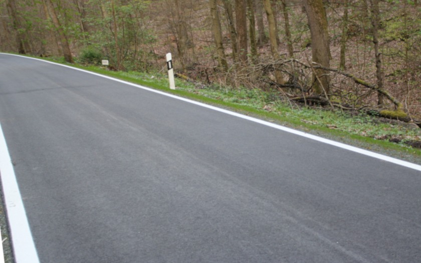 Straße durch den Krofdorfer Forst zwischen Lollar-Salzböden und Krofdorf-Gleiberg im April 2023