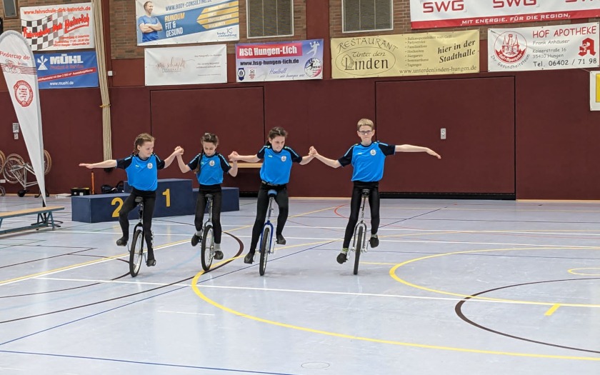 Kunstradsportlerinnern und -sportler beim Oberhessenpokal in Hungen