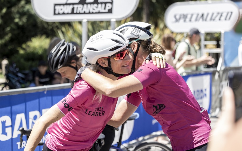 Janine Meyer und Julia Schallau (Team LeXXiSmartSuits / bnb.bike) im Ziel der TOUR Transalp 2023. Foto: Markus Greber