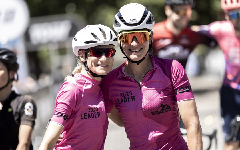 Janine Meyer und Julia Schallau (Team LeXXiSmartSuits / bnb.bike) im Ziel der TOUR Transalp 2023. Foto: Markus Greber