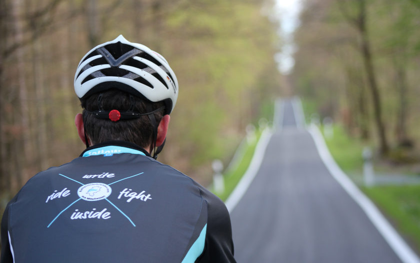 Radsportler blickt auf ansteigende Straße an der Schmelzmühle in Mittelhessen