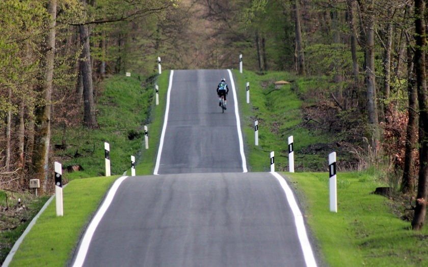 Radsportler auf der Straße durch den Krofdorfer Forst von Lollar-Salzböden in Richtung Krofdorf-Gleiberg