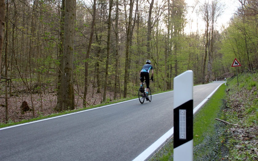 Straße durch den Krofdorfer Forst zwischen Lollar-Salzböden und Krofdorf-Gleiberg.