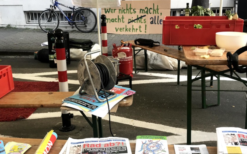 Mahnwache in der Landgrafenstraße beim Verkehrsversuch in Gießen