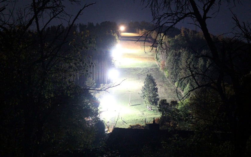 Skihang des Skiclub in Kleingladenbach unter Flutlicht