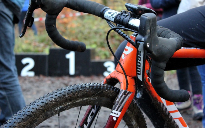 Radcross-Rad vor Siegerpodest